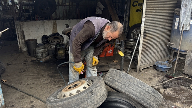 Bingöl'de havalar ısınmadı lastik değişimi gecikti: Sürücüler beklemede