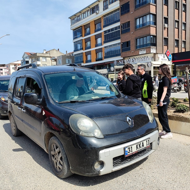 Biga'da lise öğrencileri trafik kurallarına yönelik çalışma yaptı