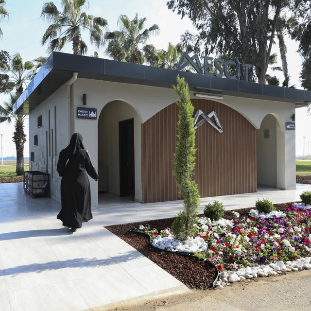 Mersin'de sahil bandına modern mescit