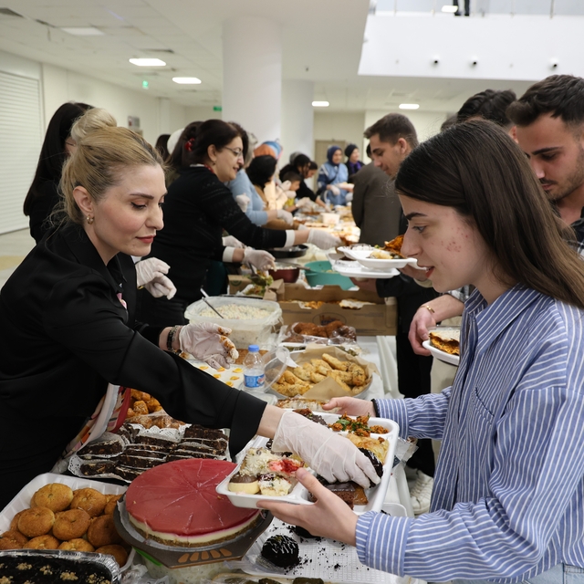 Fırat Üniversitesi'nde sınav öncesi öğrencilere 150 çeşit ev yemeği ikram e...
