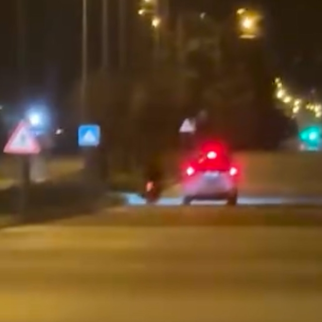 Bolu'da polisten kaçan plakasız motosikletlinin yakalanma anı kamerada