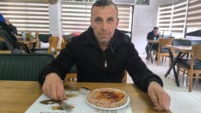 Afyonkarahisar'ın damak çatlatan lezzetinin sırrını işi ustaları anlattı
12 saat boyunca fırında çömleklerde pişen keşkek asıl lezzetini dövülmesinden alıyor