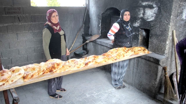 Asırlık geleneği iki komşu imece usulü yaşatıyor