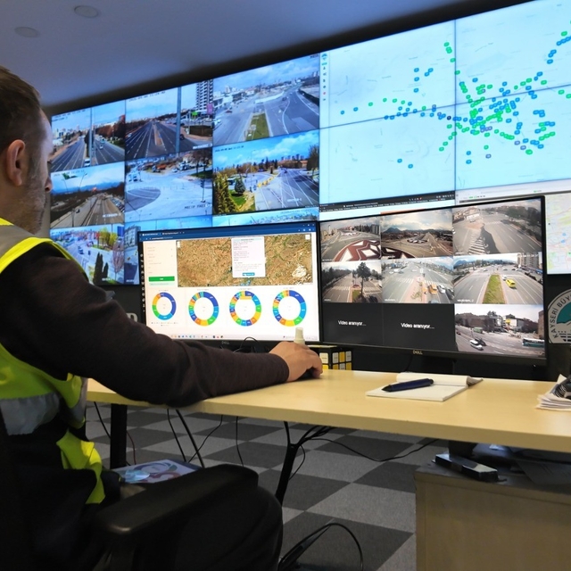 Büyükşehirden trafiğin kalbi 'Kartal'da akıllı sistemlerle 7/24 kesintisiz...