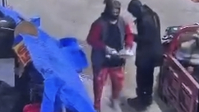 Prefabrik çarşıdaki ayakkabı hırsızlığı kamerada