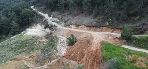 Yol çöktü, mahalleli 3 aydır tarlasına yürüyerek gidiyor