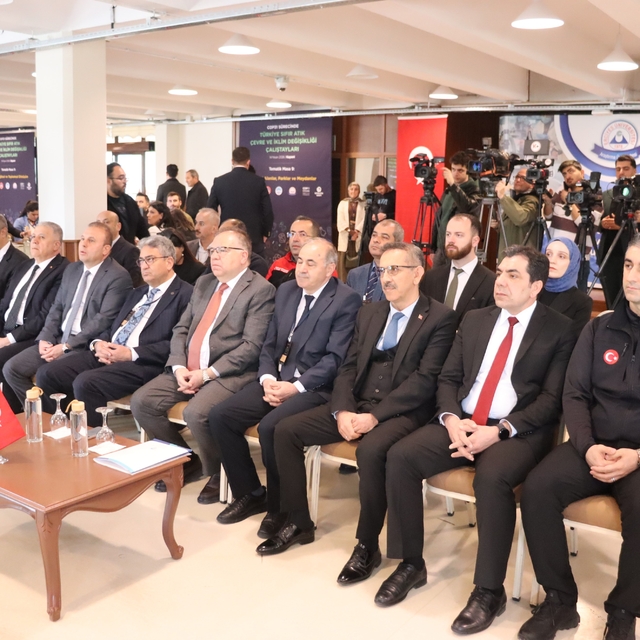 Kayseri'de 12 ilçede günlük kişi başı 666 gram çöp üretiliyor
Türkiye Sıfır...