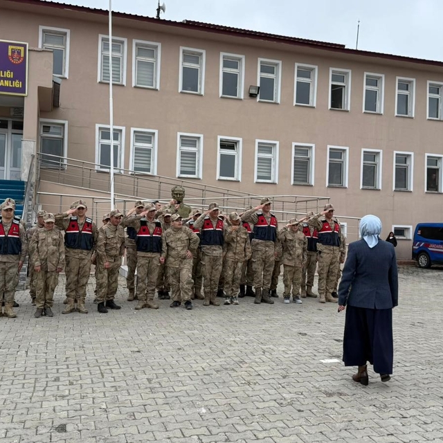 Ağrı'da özel bireyler askeri üniforma giyerek temsili askerlik yaptı