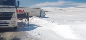 Kars'ta kayan tır yolu kapattı