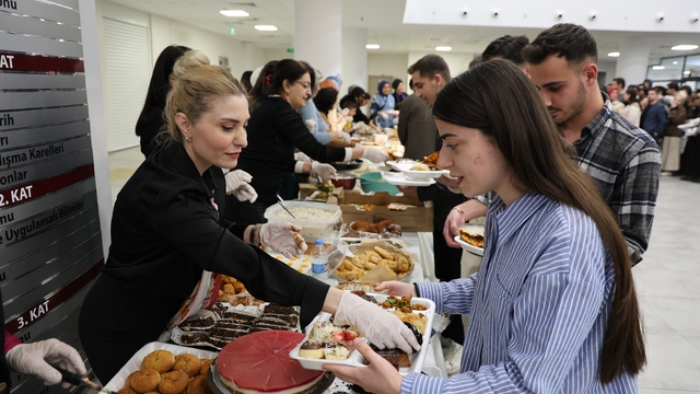 Fırat Üniversitesi'nde sınav öncesi öğrencilere 150 çeşit ev yemeği ikram edildi