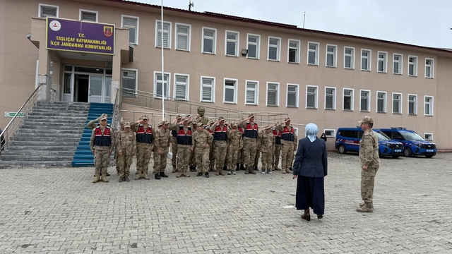 Ağrı'da özel bireyler askeri üniforma giyerek temsili askerlik yaptı
