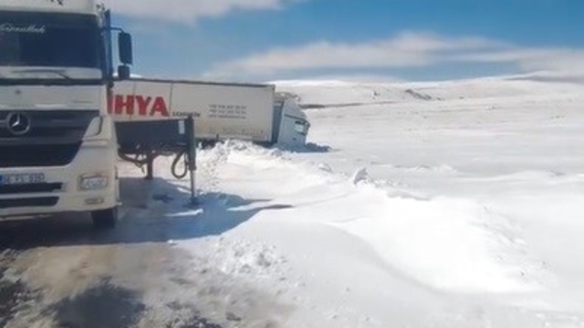 Kars'ta kayan tır yolu kapattı