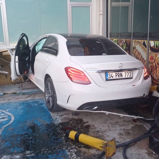 Kontrolden çıkan otomobil petrol ofisine daldı: 1 yaralı