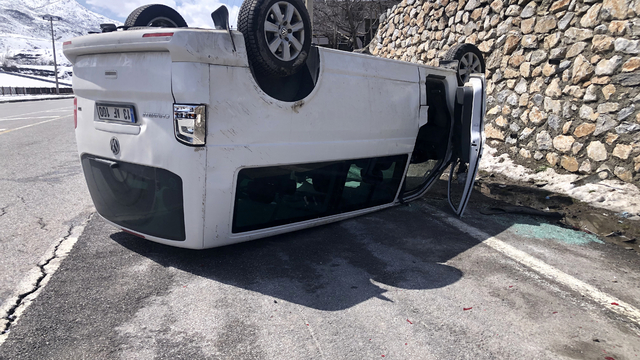 Bitlis'te otomobil ve kamyonetin çarpıştığı kazada 6 kişi yaralandı