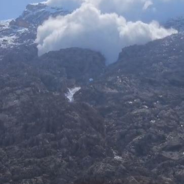 Hakkari'de dağdan düşen çığ, Zap Suyu'nun önünü kesti