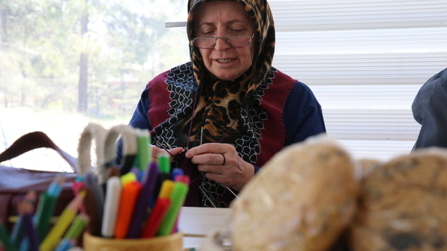 Hastanede açılan kurslar hasta ve yakınlarına moral oluyor