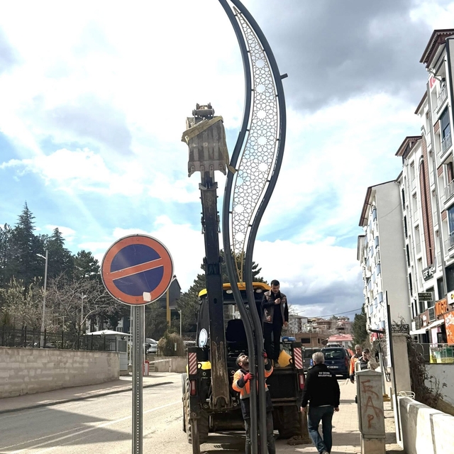 Suşehri'nde cadde aydınlatmaları yenileniyor