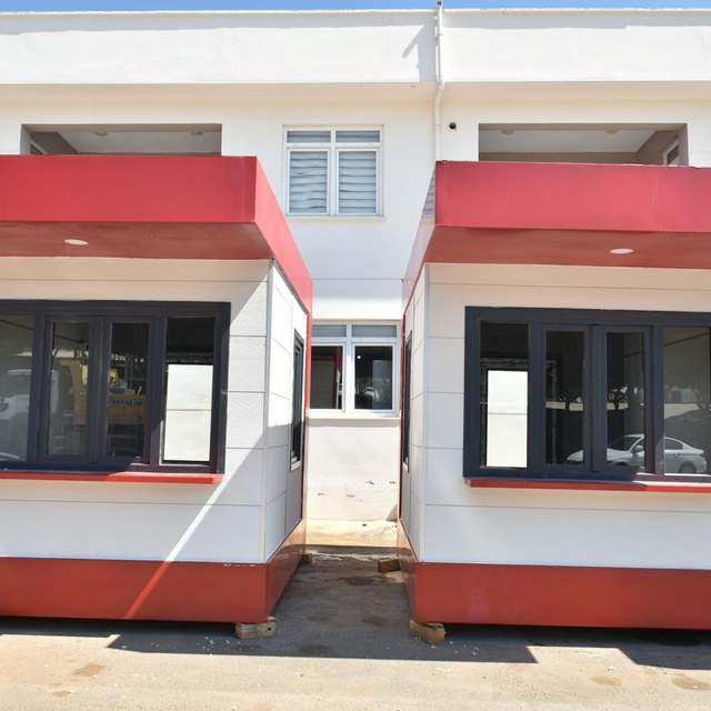 Kepez'e kırmızı-beyaz modern ekmek büfeleri