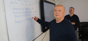 Türkçe bilmeyen torunu için 74 yaşında İngilizce öğrenmeye başladı