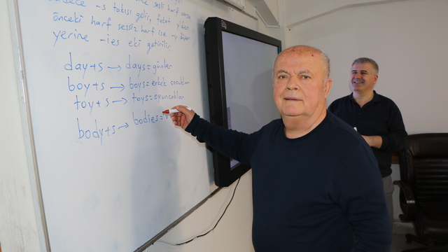 Türkçe bilmeyen torunu için 74 yaşında İngilizce öğrenmeye başladı