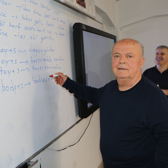 Türkçe bilmeyen torunu için 74 yaşında İngilizce öğrenmeye başladı