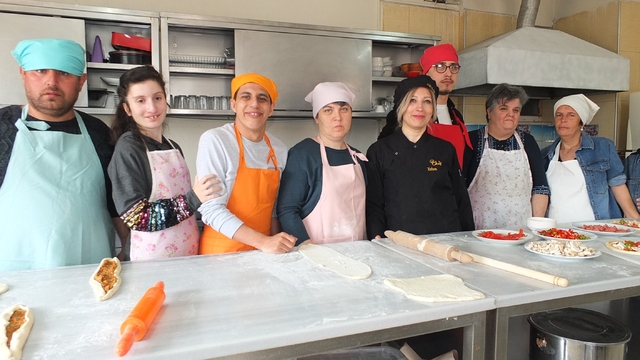 Balıkesir'de özel gençler mutfağa girdi pide ve pizza yaptı