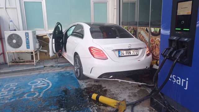 Kontrolden çıkan otomobil petrol ofisine daldı: 1 yaralı