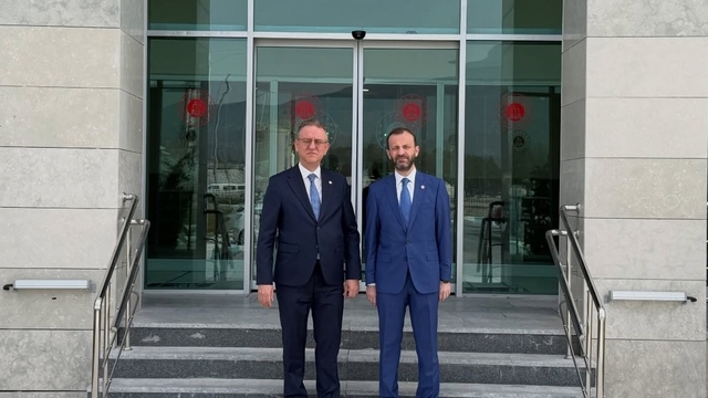 Kütahyaspor'a yönelik sözlere tepki
Eskişehir'de yayın yapan bir tv kanalında yayımlanan programda kullanılan ifadeler, Kütahya ve Kütahyaspor camiasında büyük tepkiye neden oldu
AK Parti Kütahya Milletvekilleri İsmail Çağlar Bayırcı ve Mehmet Demir de söz konusu ifadelerle ilgili harekete geçti ve Kütahya Cumhuriyet Başsavcılığı'na suç duyurusunda bulundu