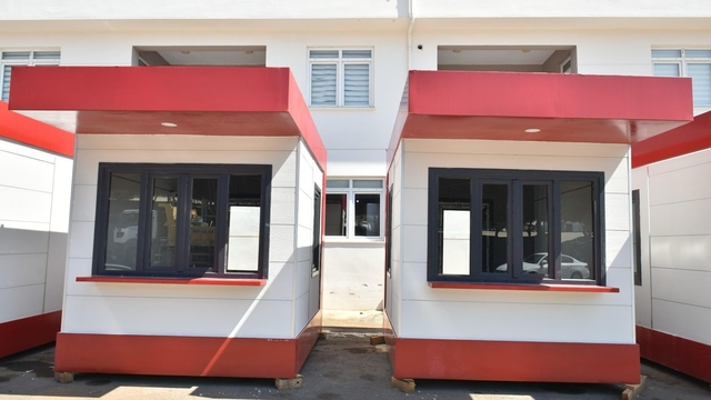 Kepez'e kırmızı-beyaz modern ekmek büfeleri