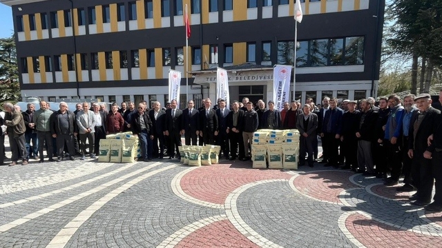 Tavşanlı'da hayvancılığa 4 milyon TL'lik destek
Üreticilere yüzde 100 hibe destekli ekipman ve tohum dağıtımı yapıldı, bölge hayvancılığının güçlendirilmesi hedefleniyor