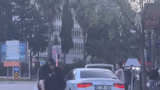 Tartıştıkları kadını otomobilden indirip bıraktılar; o anlar kamerada