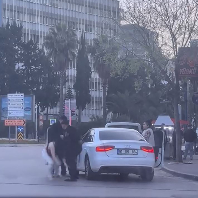 Tartıştıkları kadını otomobilden indirip bıraktılar; o anlar kamerada
