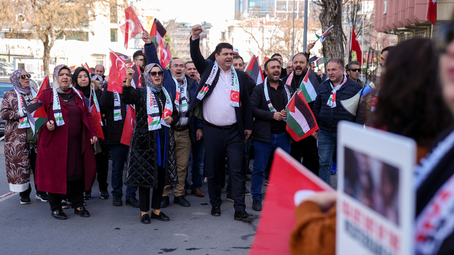 Küresel Sumud Filosu'na katılacak HAK-İŞ Genel Sekreter Yardımcısı Fatma Zengin İtalya'ya uğurlandı:
