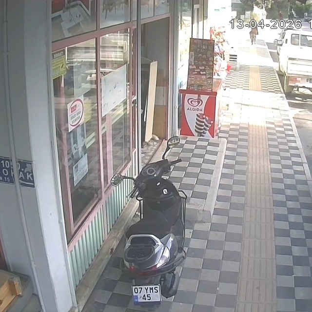 Kendi motosikleti gibi çalıp götürmesi saniyeler sürdü
İş yeri önünde pes d...