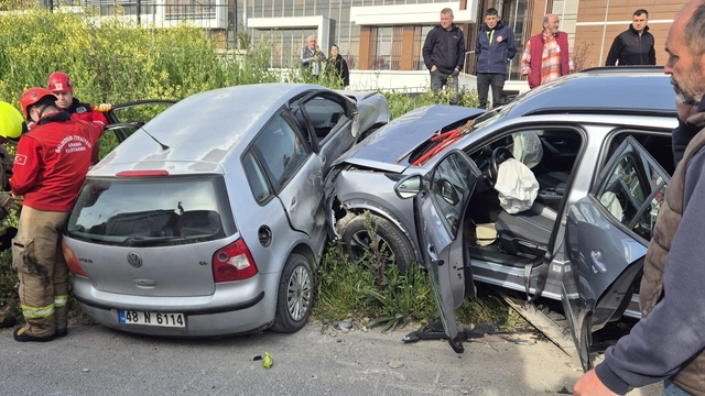 Susurluk'ta çift taraflı trafik kazası: 4 kişi yaralandı