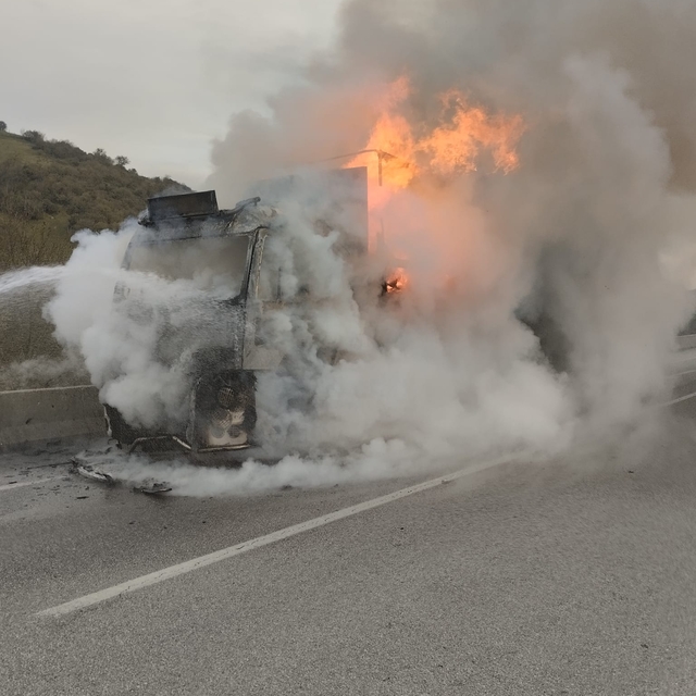 Balıkesir'de tırda çıkan yangın söndürüldü