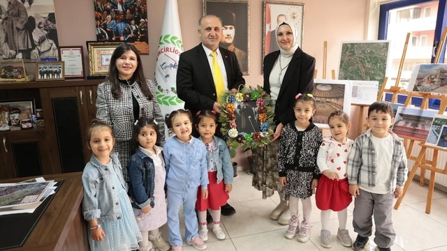 Başkan Kaya minik öğrencileri belediyede ağırladı