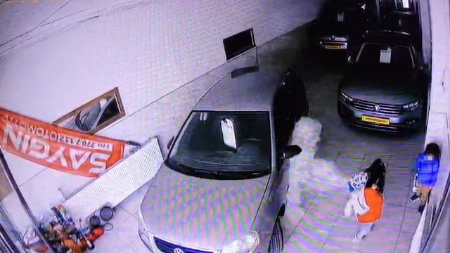 Afacanların yangın tüpüyle oyunu işyeri sahibini korkuttu