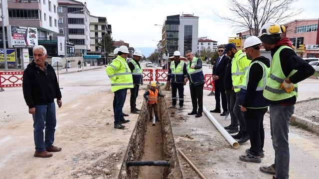 Merzifon'un içme suyu projesinde boru döşeme çalışması sürüyor