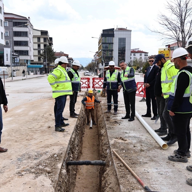 Merzifon'un içme suyu projesinde boru döşeme çalışması sürüyor