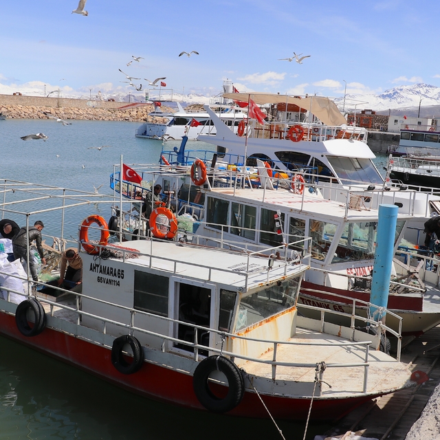 Van Gölü'nde yaşayan inci kefali için av yasağı yarın başlıyor