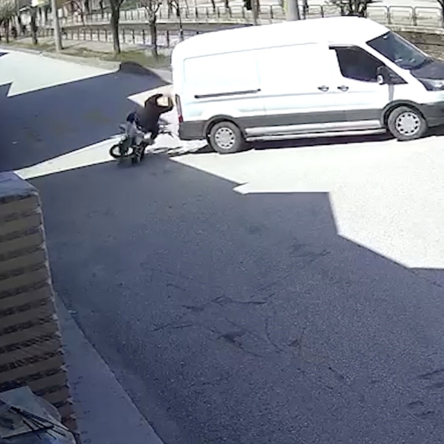 Panelvan araca çarpan motosiklet sürücüsü yaralandı