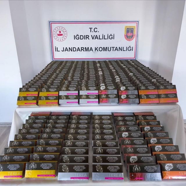 Iğdır'da 30 ton kaçak gübre ile binlerce kaçak elektronik sigara ele geçiri...