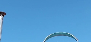 Gökyüzünde gülümseten anlar, paraşütçüyü çaya davet etti
Paraşütüyle sahile...