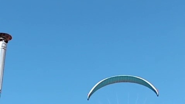 Gökyüzünde gülümseten anlar, paraşütçüyü çaya davet etti
Paraşütüyle sahile inen pilotun ilk işi çay içmeye gitmek oldu