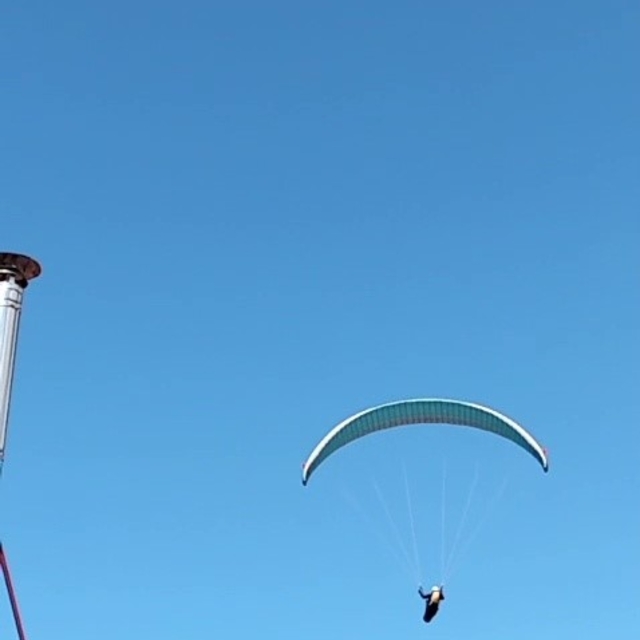 Gökyüzünde gülümseten anlar, paraşütçüyü çaya davet etti
Paraşütüyle sahile...