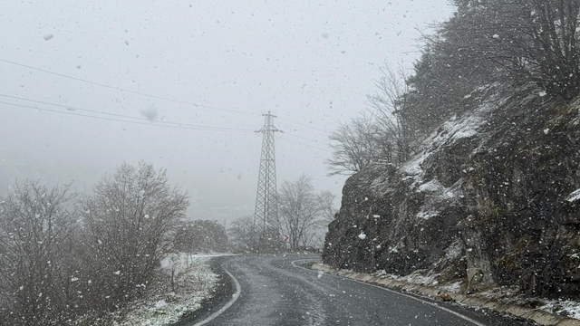 Zigana Dağı'nın yüksek kesimlerinde Nisan ayının ortasında lapa lapa kar süprizi