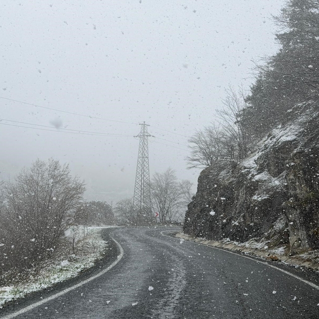 Zigana Dağı'nın yüksek kesimlerinde Nisan ayının ortasında lapa lapa kar sü...