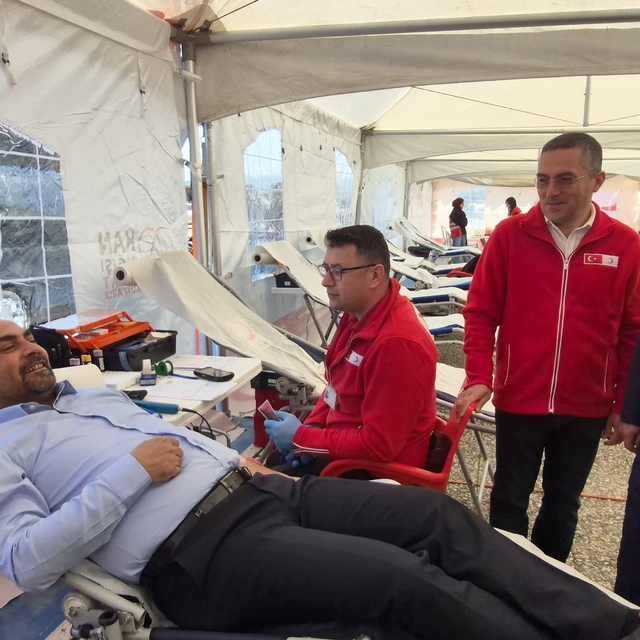 Üniversite öğrencilerinden kan bağış kampanyasına yoğun ilgi
İlk kanı Rektö...