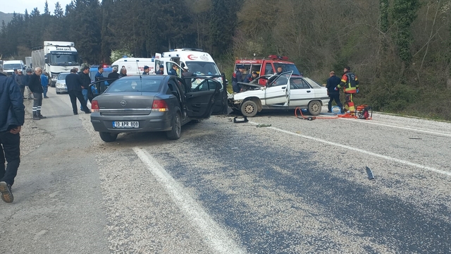 Balıkesir'de iki otomobilin çarpışması sonucu 7 kişi yaralandı